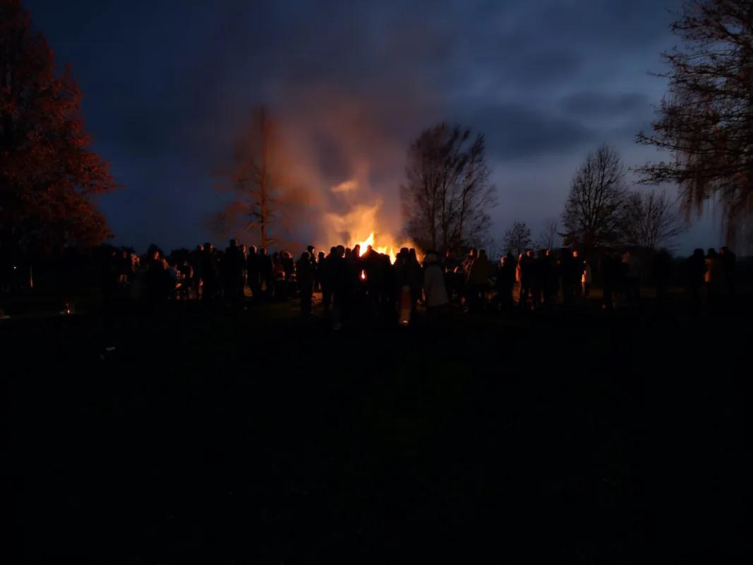 Osterfeuer brennt